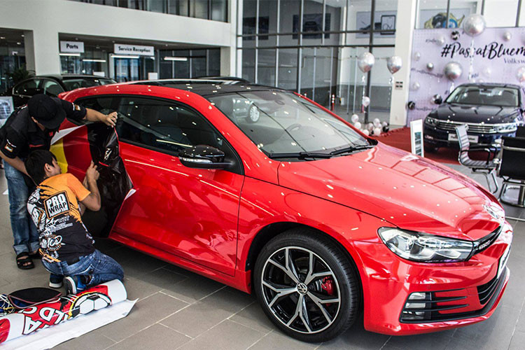 Thuộc bản facelift, Scirocco GTS vẫn sở hữu thiết kế hatchback 3 cửa thể thao "lai" coupe độc đáo, nhưng có bộ bodykit thiết kế lại thể thao hơn so với đời cũ. Ngoài ra, chiếc xe còn sở hữu cụm đèn trước bi-xenon thay đổi luồng sáng theo góc đánh lái, điều chỉnh độ sáng tự động và đèn hậu LED với chức năng "Coming Home".