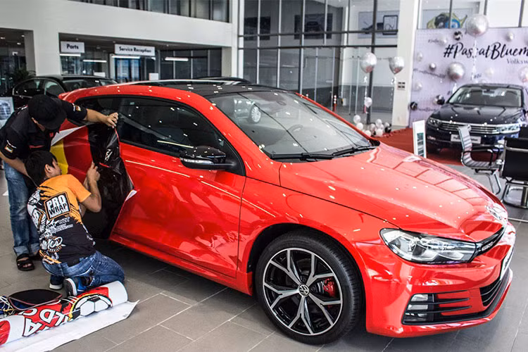 Thuộc bản facelift, Scirocco GTS vẫn sở hữu thiết kế hatchback 3 cửa thể thao "lai" coupe độc đáo, nhưng có bộ bodykit thiết kế lại thể thao hơn so với đời cũ. Ngoài ra, chiếc xe còn sở hữu cụm đèn trước bi-xenon thay đổi luồng sáng theo góc đánh lái, điều chỉnh độ sáng tự động và đèn hậu LED với chức năng "Coming Home".