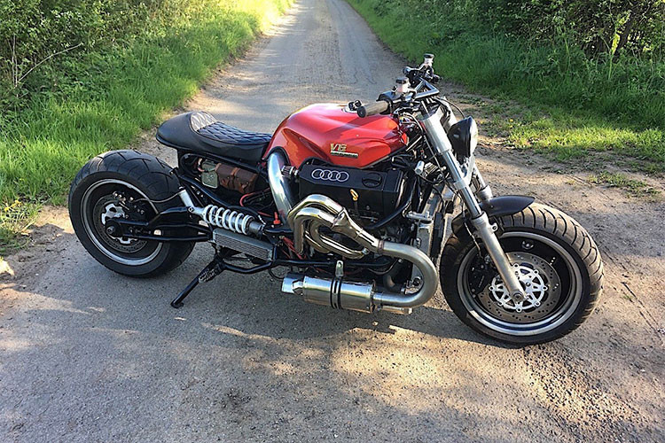 Được biết, chủ nhân rao bán đã chế tạo chiếc môtô khủng này bằng việc sử dụng linh kiện từ xe hai mẫu xe sang Đức là Audi và Mercedes SLK.