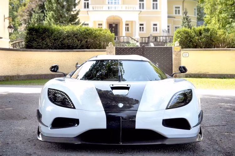 Cũng chính vì sự nổi tiếng trên mà 1 chiếc Koenigsegg Agera RS cũ đã qua sử dụng tại Nga đã được chào bán với mức giá siêu đắt đỏ, 8,555,555 Euro (tương đương 9,98 triệu đô, khoảng 240 tỷ đồng). Đây là một mức giá bán vô tiền khoáng hậu cho một chiếc siêu xe qua sử dụng. Giá Koenigsegg Agera RS khởi điểm vào khoảng 2,2 triệu USD.