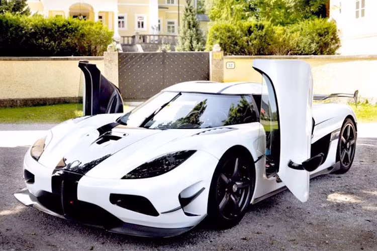  Siêu xe Koenigsegg Agera RS là 1 trong những mẫu hypercar từng giữ danh hiệu nhanh nhất thế giới, chính vì thế, không ít giới nhà giàu đam mê tốc độ đã săn lùng bằng được siêu xe triệu đô này. Đáng buồn thay, hãng siêu xe Thụy Điển chỉ cho sản xuất đúng 25 chiếc Agera RS.