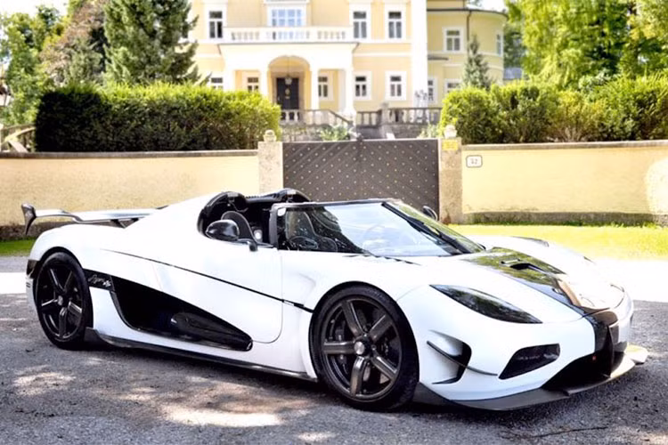 Theo thông tin người rao bán, siêu xe Koenigsegg Agera RS này được trang bị động cơ V8, dung tích 5.0 lít, sản sinh công suất tối đa 1.223 mã lực. Một số chiếc Agera RS còn được chủ nhân yêu cầu hãng Koenigsegg nâng cấp công suất động cơ lên mức 1.341 mã lực tương đương với siêu phẩm Koenigsegg One:1.