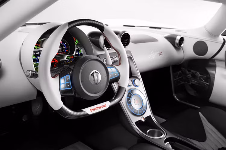 Koenigsegg Agera RS có giá rao bán 240 tỷ Đồng chỉ mới lăn bánh 878 km, vối số đồng hồ công tơ mét ít ỏi này dường như chủ nhân rất ít khi cho siêu xe triệu đô dạo phố. Được biết, chiếc Agera RS sản xuất thứ 2 trên thế giới đăng ký lần đầu tiên vào tháng 8/2016.