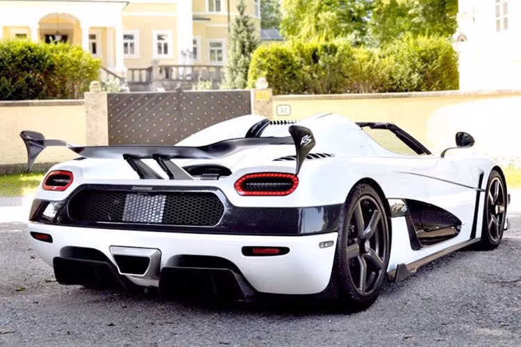Chiếc siêu xe hàng hiếm Koenigsegg Agera RS xuất hiện tại Nga này mang số thứ tự 02/25 và được sản xuất, phân phối trên toàn thế giới. Chính số lượng ít ỏi và tên tuổi của nó đã tạo lên mức giá đắt kỷ lục này.