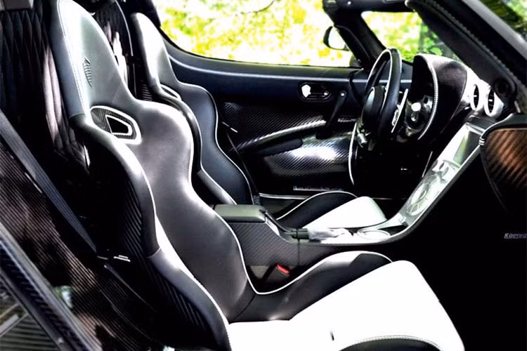 Koenigsegg Agera RS đã qua sử dụng tại Nga có ngoại thất sơn màu trắng với điểm nhấn là nhiều chi tiết bằng sợi carbon bóng. Bên trong khoang lái hoàn thành "nội y" 2 màu đen-trắng.