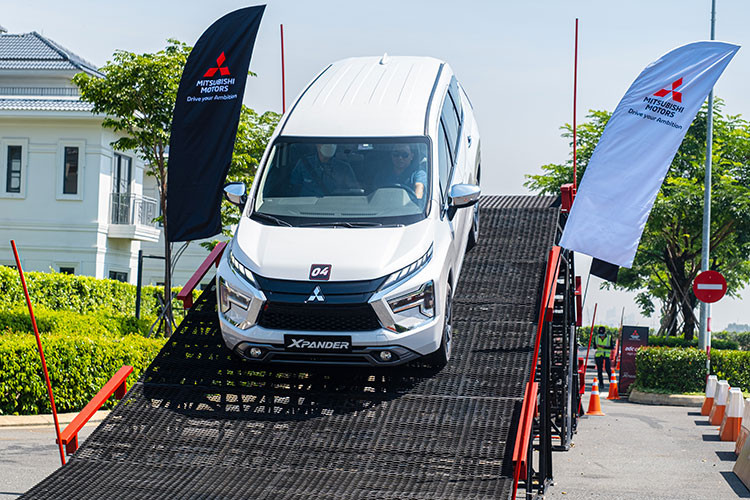 Mitsubishi chủ đích tách bạch hai nhóm khách hàng; Hai bản MT và AT dành cho nhóm khách chạy dịch vụ, cạnh tranh Avanza, các bản AT Premium và Cross nhiều công nghệ - trang bị hơn, hướng đến khách gia đình và là đối trọng của Veloz Cross. Trong lần mở bán Xpander 2022 từ 13/6 khách hàng đặt hàng trước xe trong tháng 6 sẽ nhận được quà tặng là camera hành trình cùng nhiều ưu đãi hấp dẫn.