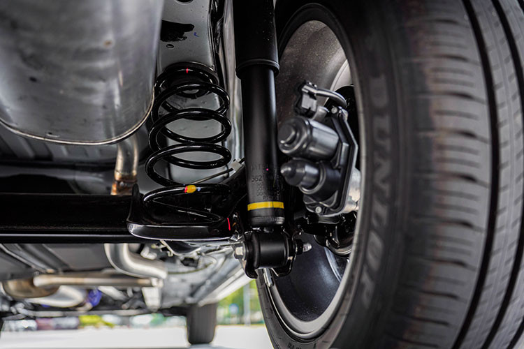 Hệ thống treo được cải tiến để nâng cao khả năng điều khiển và vận hành êm ái trên mọi cung đường: kích thước phuộc, van bên trong phuộc, lò xo phuộc trước và phuộc sau cũng được tinh chỉnh để tăng cường sự vững chãi. Xpander 2022 đảm bảo sự yên tĩnh bên trong khoang lái thông qua các vật liệu cách âm và hấp thụ tiếng ồn được nâng cấp.