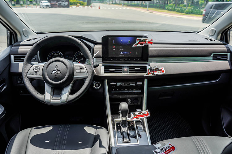 Sức hút của Xpander 2022 còn đến từ nội thất 2 tông màu đen - nâu sang trọng (AT Premium) và đen - xanh navy thể thao (Xpander Cross) hoàn toàn mới, mặt táp-lô với thiết kế theo phương ngang “Horizontal Axis” tạo không gian nội thất rộng rãi, sang trọng cùng vật liệu mềm, cao cấp trên táp lô và trang trí cửa xe mang lại cảm nhận tinh tế và đẳng cấp.