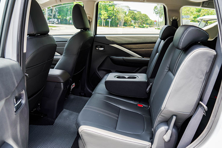 Điều hòa của Xpander 2022 thế hệ mới cũng đã được đổi từ chỉnh cơ sang chỉnh tự động và bổ sung chế độ MAX COOL giúp làm mát nhanh chóng và thuận tiện. Cụm điều hòa hàng ghế sau cũng được tinh chỉnh với nút điều khiển màu bạc sang trọng và các cánh hướng gió sơn màu mới, đẹp mắt hơn.