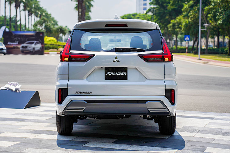 Phần thân và đuôi xe Mitsubishi Xpander 2022 với thiết kế đẹp hơn bản tiền nhiệm nhờ bố trí các thanh ngang thay vì đan chéo gây rối mắt. Đèn hậu LED cũng có hình đồ họa dạng T-Shape tạo điểm nhấn tinh tế cho phần đuôi xe. Bên cạnh đó, cửa cốp dày dặn, cản sau mở rộng giúp ngoại thất xe cứng cáp, mạnh mẽ toàn diện.