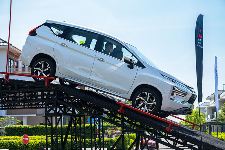 Ngoại trừ bản MT đắt hơn Avanza MT 7 triệu đồng, những bản còn lại của Mitsubishi Xpander 2022 tại Việt Nam đều đồng giá với Avanza AT, Veloz CVT và Veloz Top. Bằng cách thiết lập giá này, Mitsubishi xem Toyota là đối thủ chính ở phân khúc MPV.