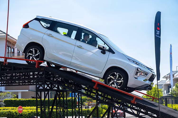 Ngoại trừ bản MT đắt hơn Avanza MT 7 triệu đồng, những bản còn lại của Mitsubishi Xpander 2022 tại Việt Nam đều đồng giá với Avanza AT, Veloz CVT và Veloz Top. Bằng cách thiết lập giá này, Mitsubishi xem Toyota là đối thủ chính ở phân khúc MPV.