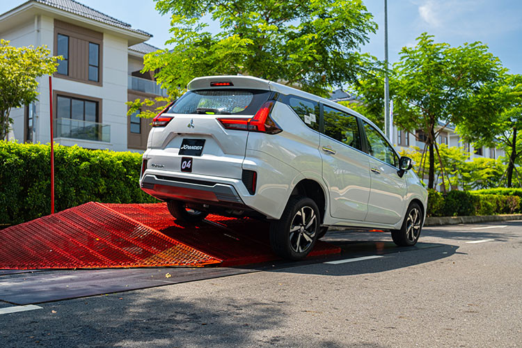 Mức giá xe Mitsubishi Xpander 2022 thế hệ mới tại Việt Nam được niêm yết chính hãng lần lượt là: Mitsubishi Xpander Cross giá 688 triệu đồng, Mitsubishi Xpander AT Premium giá 648 triệu đồng, Mitsubishi Xpander AT giá 588 triệu đồng.