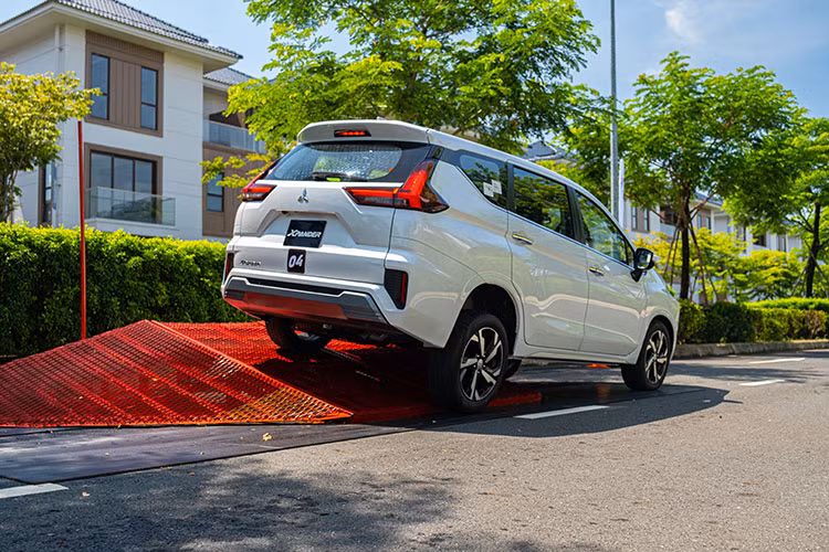Mức giá xe Mitsubishi Xpander 2022 thế hệ mới tại Việt Nam được niêm yết chính hãng lần lượt là: Mitsubishi Xpander Cross giá 688 triệu đồng, Mitsubishi Xpander AT Premium giá 648 triệu đồng, Mitsubishi Xpander AT giá 588 triệu đồng.