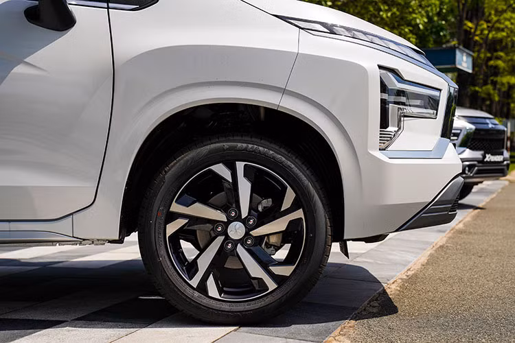 Mâm bánh xe cứng cáp và đẹp mắt với 2 tông màu, được nâng cấp lên 17-inch, kết hợp thiết kế không viền giúp bánh xe trông thể thao và bắt mắt hơn. Sự gia tăng kích thước kết hợp với góc tiếp cận và góc thoát tốt giúp xe dễ dàng vượt qua các địa hình phức tạp.