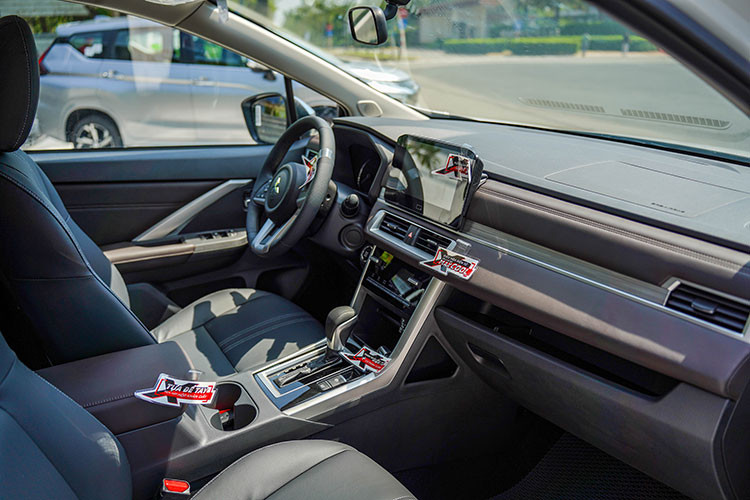 Tựa tay của hàng ghế sau cũng đã được bổ sung thêm hộc để cốc tiện dụng. Hàng ghế trước được trang bị bệ tì tay cỡ lớn khá thoải mái. Một tiện ích đáng chú ý có thể kể đến là cổng USB Type C và thêm 2 cổng USB cho hàng ghế sau.