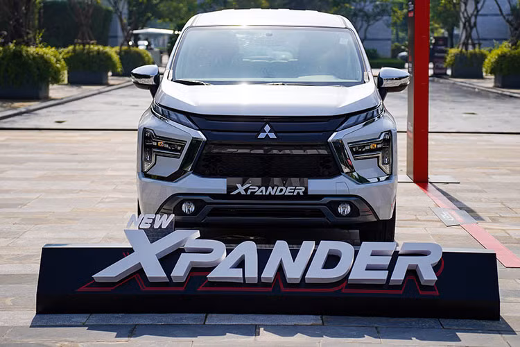 Thay đổi rõ nhất ở ngoại thất là phần đèn pha được thiết kế lại, tạo hình chữ T-Shape nằm ngang với công nghệ LED thấu kính cho khả năng chiếu sáng tốt hơn. Mặt ca lăng thiết kế mới với các nan ngang xếp kín, sơn đen bóng. Lướt tản nhiệt dạng mắt lưới khỏe khoắn. Đèn định vị mới tích hợp đèn báo rẽ hoàn thiện vẻ ngoài trẻ trung của phần đầu xe.