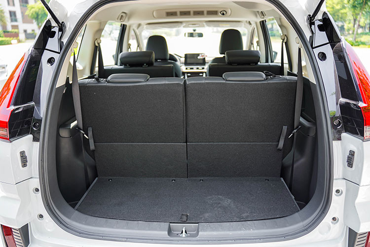 Về tính năng an toàn, Mitsubishi Xpander 2022 được trang bị hệ thống an toàn và hỗ trợ người lái như: Camera toàn cảnh 360 độ; Cảm biến lùi; Hệ thống ABS, EBD, BA, cân bằng điện tử; Phanh tay điện tử; Hỗ trợ khởi hành ngang dốc và 2 túi khí. Điểm đáng chú ý, ở bản nâng cấp mới Xpander được trang bị thêm Hệ thống kiểm soát hành trình.