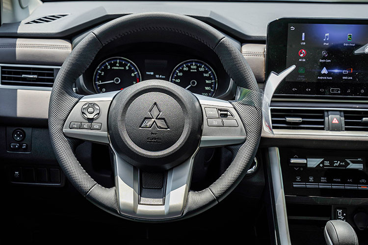 Ngoài ra, Xpander 2022 còn được nâng cấp một số trang thiết bị, trong đó nổi bật là phanh tay điện tử và trang bị giữ phanh tự động (Auto Hold) cũng có trên Xpander mới.