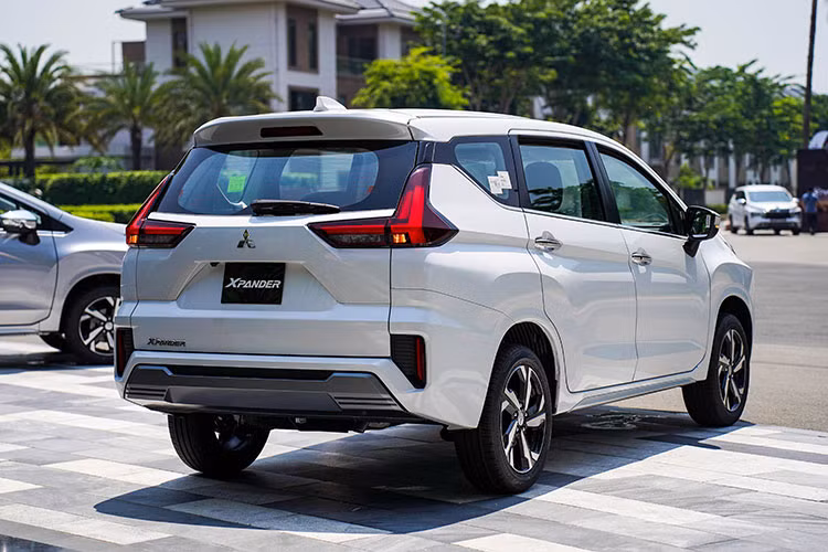 Về thiết kế, mẫu xe MPV Mitsubishi Xpander 2022 vẫn sử dụng ngôn ngữ thiết kế Dynamic Shield thế hệ mới đặc trưng của Mitsubishi. Lối thiết kế này mang đến cho xe ngoại hình cao ráo và mạnh mẽ. Về kích thước tổng thể, Mitsubishi Xpander đã dài thêm 75mm và đuôi thêm 45mm giúp xe cân đối hơn. Xe có khoảng sáng gầm là 225mm, tăng 20mm so với phiên bản cũ và lớn nhất so với các đối thủ trong cùng phân khúc.