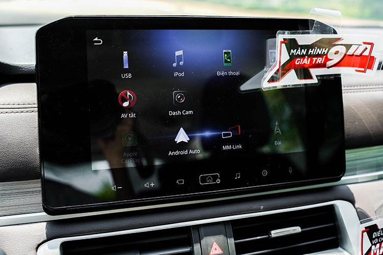 Vô lăng có thiết kế lại tích hợp nhiều phím chức năng. Màn hình cảm ứng trung tâm taplo được nâng kích thước từ 7 inch lên 9 inch hỗ trợ kết nối Apple Carplay, Android Auto, Bluetooth cùng tính năng điều khiển bằng cử chỉ mang lại trải nghiệm cho người dùng.