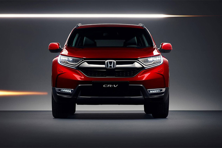 Honda CR-V hybrid 2018 phiên bản thử nghiệm từng được trưng bày tại triển lãm ôtô Frankfurt năm ngoái. Tại thị trường Châu Âu, mẫu xe Honda CR-V mới này sẽ sử dụng động cơ chu trình Atkinson dung tích 2.0L i-VTEC kết hợp với hai động cơ điện để tạo ra hệ truyền động hybrid.