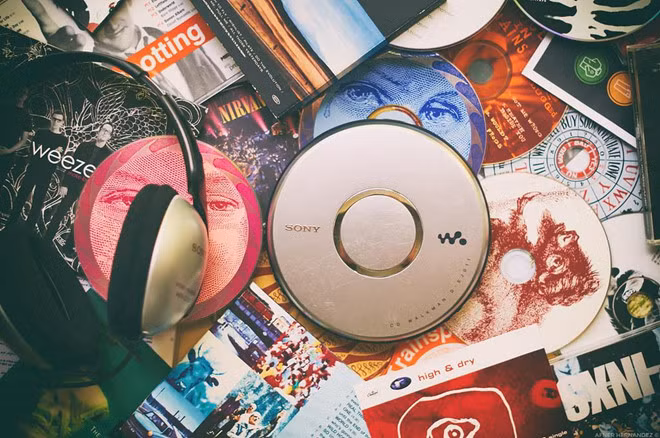 Máy nghe đĩa CD Walkman - Đây là thiết bị nghe nhạc phổ biến nhất trước khi USB MP3 và điện thoại nghe nhạc xuất hiện. Có rất nhiều lựa chọn đầu đĩa cho người dùng khi đó, nhưng những chiếc Walkman của hãng Sony luôn là thiết bị thời thượng nhất với thiết kế đẹp và chất lượng âm thanh tốt. Máy dễ dàng để trong túi xách, cùng đồng hành với biết bao mối tình học trò khi trai gái mỗi người chia sẻ một bên tai nghe, cùng thả hồn thưởng thức những bản tình ca hạnh phúc. Ảnh: Flickr.
