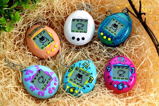 Gà ảo Tamagotchi - Không phải gia đình nào cũng cho trẻ con nuôi động vật ở nhà. Thiết bị này phần nào thỏa mãn nhu cầu chăm sóc chó mèo của các cô bé, cậu bé khi cho người chơi nuôi nấng một bé thú cưng ảo, lo cho chúng từ việc ăn, ngủ, đi vệ sinh, tập thể dục... Một số phiên bản “gà ảo” có chế độ ghé