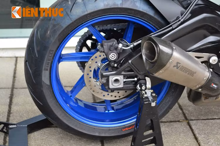 Xe được trang bị lốp trước, sau hiệu Pirelli cùng heo dầu Brembo 1 piston cho phanh đĩa đơn sau.