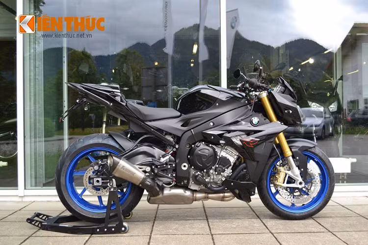 Mặc dù được phát triển dựa vào "người anh em" Sporter S1000RR nhưng động cơ trên S1000R giảm 30 mã lực so với S1000RR
