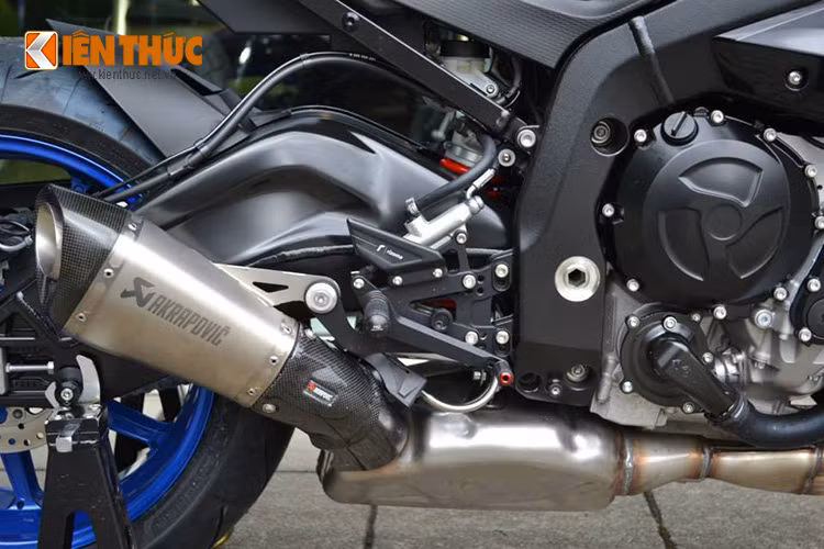 Khối động cơ 1000cc, 160 mã lực sẽ càng mạnh mẽ và uy lực hơn với hệ thống ống xả hàng hiệu Akrapovic full system.