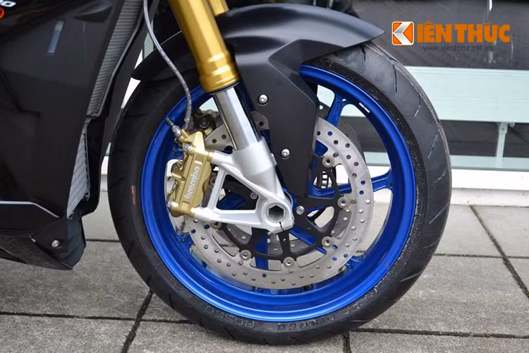 Dàn chân trước cứng cáp của xe được trang bị phuộc USD Ohlins cùng bộ phanh hàng hiệu Brembo cho cặp địa đôi phía trước. 