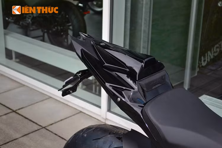 Yên sau được trang bị ốp yên hàng hiệu có thể tháo ra lắp vào khi đi một hoặc hai người.