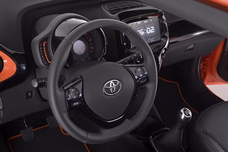 Vô-lăng 3 chấu tích hợp phím chức năng, điều hòa tự động, màn hình cảm ứng dạng LCD, cần số bọc da, ghế bọc vải nỉ với hai tông màu sữa-nâu đen ấn tượng. Ngoài ra, xe còn được bổ sung hệ thống khóa cửa trung tâm tự động, khóa cửa điều khiển từ xa và cửa sổ điều khiển điện.