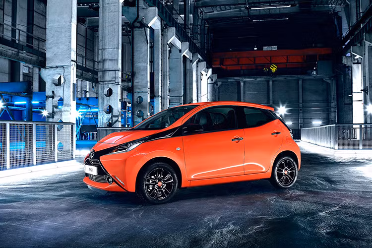 Phần đuôi xe nổi bật với đèn hậu dạng LED dạng hình chữ Z lượn sóng. Đèn hậu và đèn xi-nhan tích hợp chia làm hai tầng và nằm ở trên nắp ca-pô của xe đi kèm là một đường viền sáng. Bên cạnh đó, cản gió sau của xe còn tích hợp thêm đèn chiếu sáng trên cao.