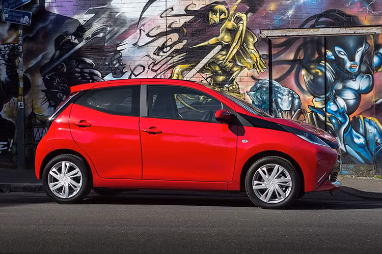 Động cơ của mẫu xe cỡ nhỏ Toyota Aygo 2017 mới là loại 3 xi-lanh, dung tích 1 lít, cho công suất 69 mã lực. Cả hai phiên bản X-Press và X-Style này đều được đưa ra gói an toàn tuỳ chọn Toyota Safety Sense. 