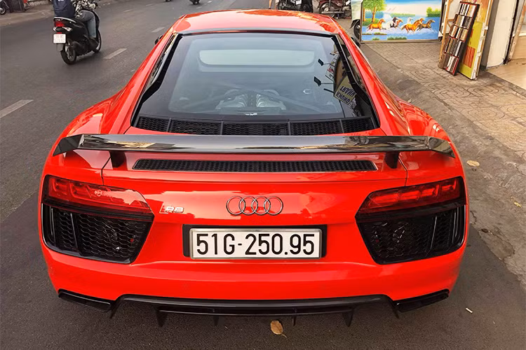 Audi R8 V10 Plus chính hãng thế hệ mới lần đầu tiên ra mắt thị trường Việt Nam trong sự kiện Audi Progressive được tổ chức vào hồi tháng 6/2016. Trước đó, một số chiếc cũng đã được các công ty nhập khẩu tư nhân đưa về nước theo diện không chính hãng.