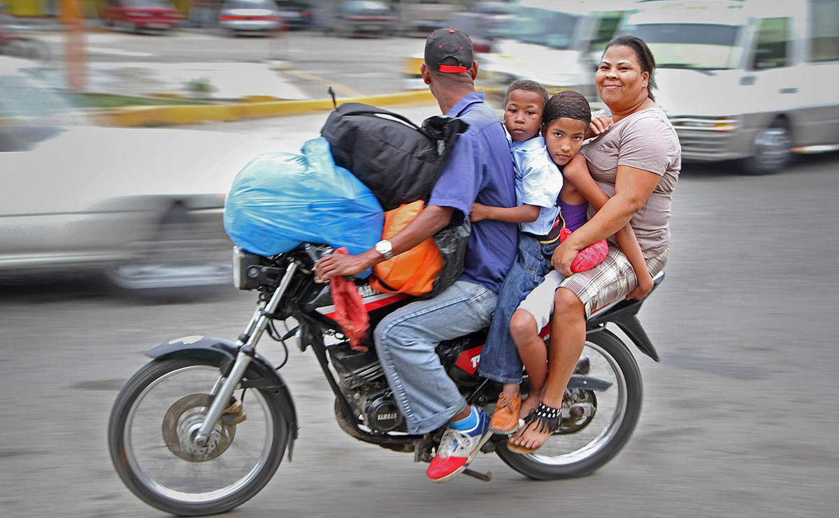 5. Cộng hòa Dominica: 67% - Cộng hòa Dominica có gần 2,1 triệu xe máy đang lưu thông trên đường, chiếm 54% tổng số phương tiện cả nước. Quốc gia này không có quy định bắt buộc đội mũ bảo hiểm đối với người đi xe hai bánh, điều này cũng đồng nghĩa với việc chỉ có 27% người lái và 2% người ngồi sau đội mũ bảo hiểm. Có đến 67% trường hợp tử vong vì tai nạn giao thông là người đi xe máy ở Cộng hòa Dominica. Năm 2013, Cộng hòa Dominica được xếp hạng là quốc gia có tỷ lệ người chết vì tai nạn giao thông cao nhất thế giới. Ảnh: Hakan Ronnblad.