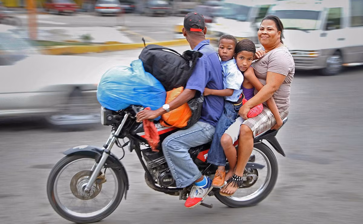 5. Cộng hòa Dominica: 67% - Cộng hòa Dominica có gần 2,1 triệu xe máy đang lưu thông trên đường, chiếm 54% tổng số phương tiện cả nước. Quốc gia này không có quy định bắt buộc đội mũ bảo hiểm đối với người đi xe hai bánh, điều này cũng đồng nghĩa với việc chỉ có 27% người lái và 2% người ngồi sau đội mũ bảo hiểm. Có đến 67% trường hợp tử vong vì tai nạn giao thông là người đi xe máy ở Cộng hòa Dominica. Năm 2013, Cộng hòa Dominica được xếp hạng là quốc gia có tỷ lệ người chết vì tai nạn giao thông cao nhất thế giới. Ảnh: Hakan Ronnblad.