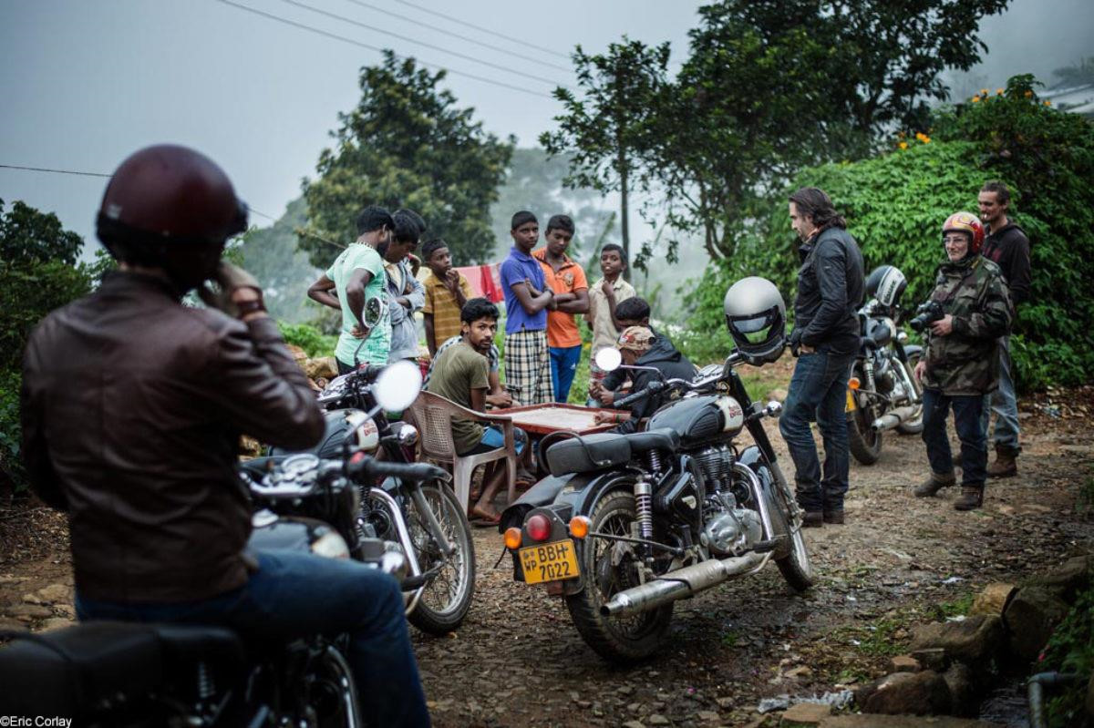 10. Sri Lanka: 50,8% - Quốc đảo Sri Lanka là một trong những nước có tình trạng giao thông phức tạp. Cả nước có gần 6,8 triệu phương tiện, xe máy chiếm 71% với 4,8 triệu chiếc. Sri Lanka không bắt buộc đội mũ bảo hiểm đối với người đi xe máy nhưng vẫn có 95% số người tự chấp hành. Tuy nhiên với lượng xe khổng lồ, quốc gia này có đến 50,8% trường hợp tử vong vì tai nạn giao thông là người đi xe máy. Ảnh: Vintagerides.