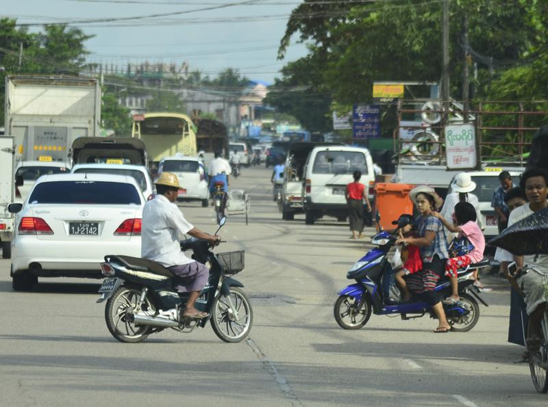 6. Myanmar: 64,8% - Quốc gia Đông Nam Á thứ 4 góp mặt trong danh sách này là Myanmar, với 64,8% trường hợp chết vì tai nạn giao thông là người đi xe máy. Có gần 5,4 triệu xe máy trong tổng số 6,3 triệu phương tiện đang lưu thông tại Myanmar. Đất nước này bắt buộc người dân phải đội mũ bảo hiểm khi đi xe máy, nhưng lại không có quy định về chất lượng mũ. Chỉ 32% người lái xe và 27% hành khách chịu đội mũ bảo hiểm khi tham gia giao thông. Ảnh: Global new light of Myanmar.