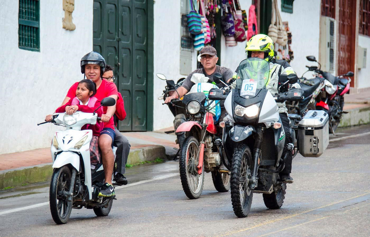 8. Colombia (tỷ lệ tử vong 52,5%): Có đến 7,5 triệu xe máy ở quốc gia Nam Mỹ này, chiếm 55% tổng số phương tiện. Tại Colombia, người dân thoải mái chạy xe máy trên đường mà không cần đội mũ bảo hiểm. Ý thức bảo vệ an toàn bản thân của họ khá cao, với 96% người lái và 80% hành khách đội mũ bảo hiểm khi đi xe máy. Tỷ lệ người đội mũ bảo hiểm ở Colombia cao nhất trong danh sách đen này. Tuy nhiên vẫn có đến 52,5% trường hợp tử vong trên đường là người đi xe máy. Ảnh: Givi Explorer.