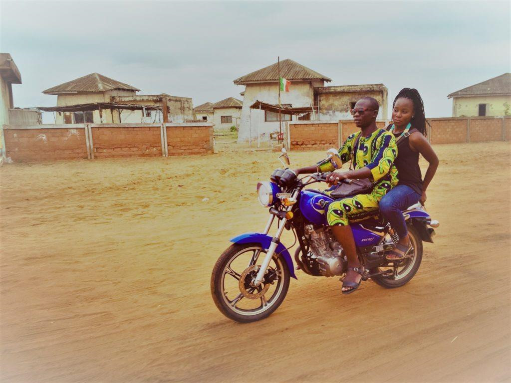 4. Cộng hòa Togo: 71,6% - Cộng hòa Togo là một quốc gia nằm ở Tây Phi, cả nước chỉ có 45.341 xe máy đã được đăng ký nhưng chiếm tới 66% tổng số phương tiện tại đất nước này. Cộng hòa Togo không bắt buộc người dân phải đội mũ bảo hiểm khi đi xe máy, tỷ lệ người đội mũ bảo hiểm cũng chưa được xác định. Tuy nhiên với tỷ lệ 71,6% người chết vì tai nạn giao thông liên quan đến xe máy, Togo được nằm trong top những quốc gia có đường xá nguy hiểm nhất. Ảnh: Aureliaabroad.