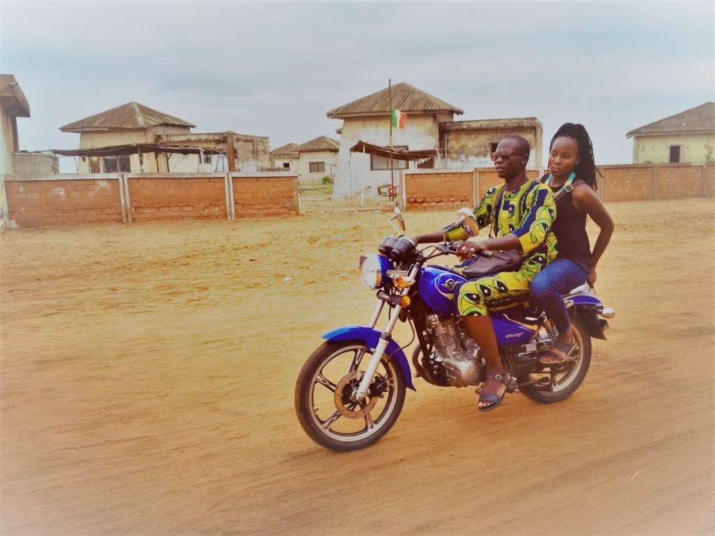 4. Cộng hòa Togo: 71,6% - Cộng hòa Togo là một quốc gia nằm ở Tây Phi, cả nước chỉ có 45.341 xe máy đã được đăng ký nhưng chiếm tới 66% tổng số phương tiện tại đất nước này. Cộng hòa Togo không bắt buộc người dân phải đội mũ bảo hiểm khi đi xe máy, tỷ lệ người đội mũ bảo hiểm cũng chưa được xác định. Tuy nhiên với tỷ lệ 71,6% người chết vì tai nạn giao thông liên quan đến xe máy, Togo được nằm trong top những quốc gia có đường xá nguy hiểm nhất. Ảnh: Aureliaabroad.