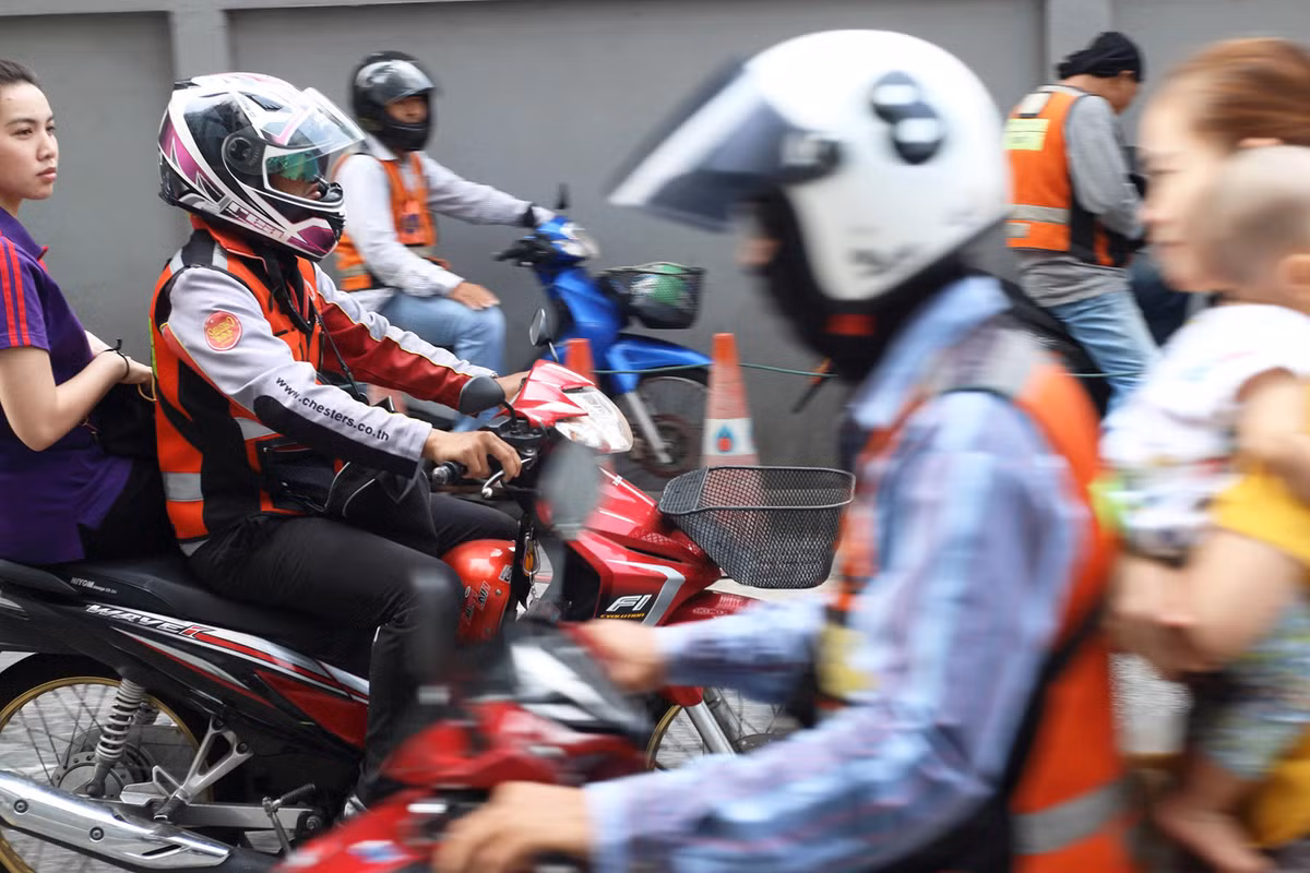 1. Thái Lan: 74,4% - quốc gia Đông Nam Á này có khoảng 20,5 triệu xe máy đã đăng ký. Chính phủ cũng có yêu cầu người đi xe máy bắt buộc đội mũ bảo hiểm và đề ra các tiêu chuẩn chất lượng mũ nghiêm ngặt. Tuy nhiên, tỷ lệ người tham gia giao thông đội mũ bảo hiểm chỉ 51% (người lái) và 20% (người ngồi sau). Đó lý do mà Thái Lan có tỷ lệ người chết vì tai nạn giao thông liên quan đến xe máy lên tới 74,4%, cao nhất thế giới. Ảnh: Asia Nikkei.