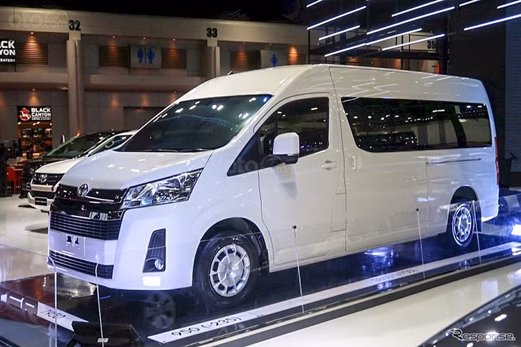 Toyota Hiace thế hệ mới bán ra lần đầu tại Philippines trước khi dần dần được giới thiệu ở các quốc gia khác. Chắc chắn mẫu xe này sẽ được Toyota Việt Nam phân phối trong tương lai.