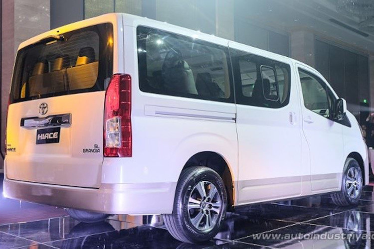 Khi nhìn ngang, phần đầu Hiace mới có thiết kế dài hơn trước và ô cửa kính lái được khoét sâu hơn. Thiết kế mới này được cho là sẽ giúp xe an toàn hơn trong các vụ tai nạn đâm trực diện so với đời trước. Nhìn từ phía sau, cụm đèn hậu của Hiace mới được kéo dài hơn so với đời trước; cả cụm đèn pha và đèn hậu đều sử dụng loại bóng halogen.