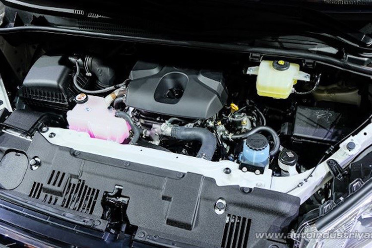 Về động cơ, Toyota Hiace mới được trang bị 2 phiên bản động cơ bao gồm: dầu 4 xy-lanh thẳng hàng dung tích 2.8 L và động cơ xăng V6 3.5 L sử dụng kết hợp với 2 tùy chọn hộp số sàn và tự động 6 cấp (6MT/AT).
