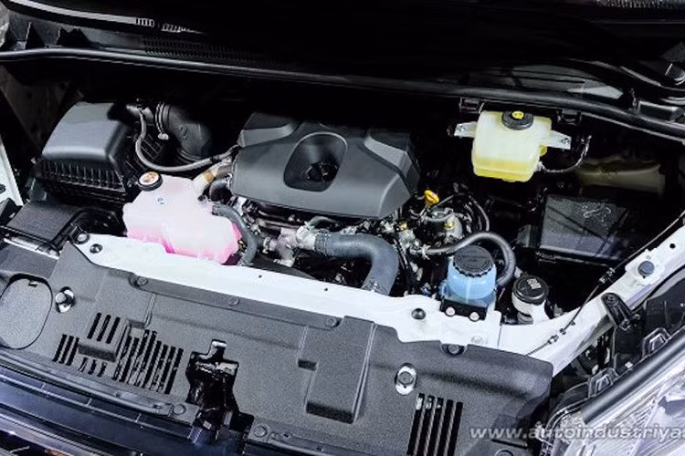 Về động cơ, Toyota Hiace mới được trang bị 2 phiên bản động cơ bao gồm: dầu 4 xy-lanh thẳng hàng dung tích 2.8 L và động cơ xăng V6 3.5 L sử dụng kết hợp với 2 tùy chọn hộp số sàn và tự động 6 cấp (6MT/AT).