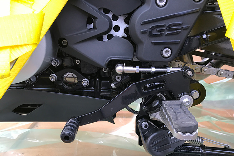 Xe được trang bị ống xả đơn nằm bên phải, bên dưới tay đòn. Nằm giữa bộ khung xe là khối động cơ 1 xi-lanh DOHC làm mát bằng nước, có phun xăng điện tử và dung tích 313 cc. Đây là động cơ nhỏ nhất mà BMW từng sản xuất kể từ chiếc R24 từ năm 1948.